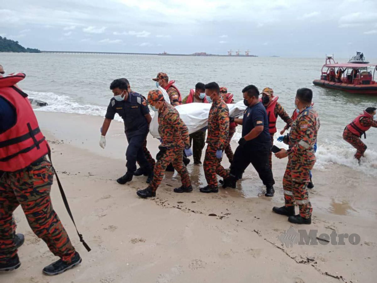Lelaki yang dilaporkan hilang ketika mandi di Pantai Teluk Batik, di sini semalam, ditemui lemas hari ini. FOTO IHSAN BOMBA
