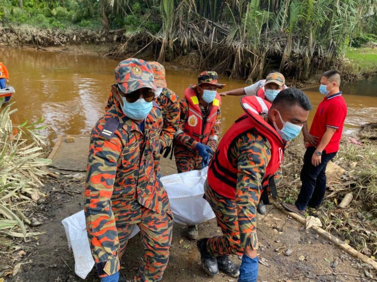 Anggota bomba mengangkat mayat lelaki yang ditemui lemas selepas dipercayai terjatuh ke dalam sungai di Jambatan Sungai Sabak Bernam berhampiran Kampung Seri Perkasa, Hutan Melintang di Bagan Datuk. FOTO IHSAN BOMBA