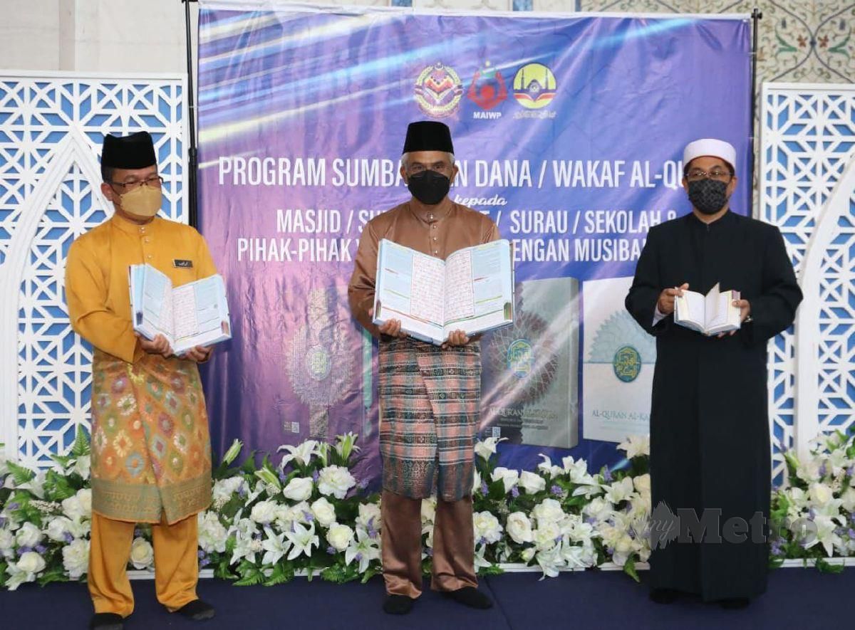 Pengerusi Majlis Agama Islam Wilayah Persekutuan (MAIWP),Tan Sri Dr Mohd Daud Bakar (tengah) melancarkan dana al-Quran  di Masjid Wilayah Persekutuan. FOTO Ihsan JAWI
