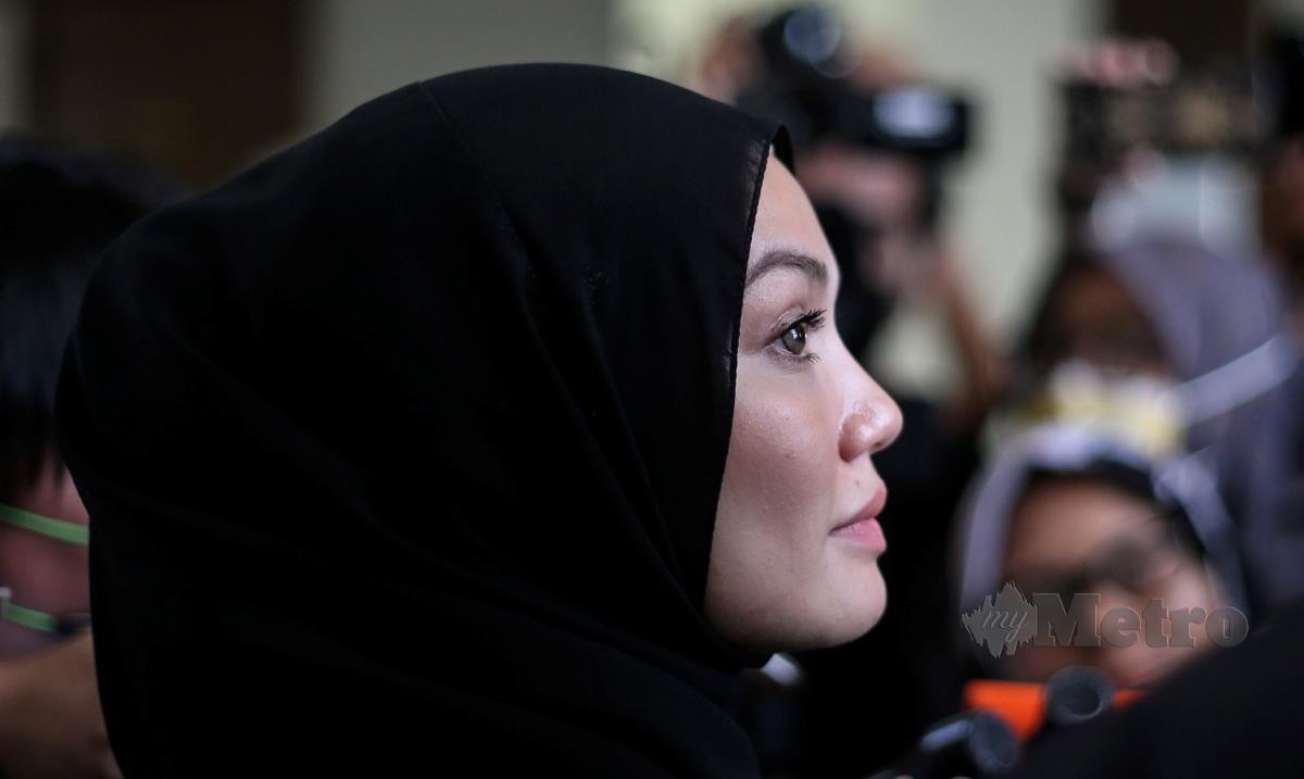 Pelakon Puteri Sarah Liyana tiba di Mahkamah Syariah Kuala Lumpur untuk memfailkan tuntutan cerai terhadap suaminya yang juga pengarah kontroversi, Syamsul Yusof.FOTO ASWADI ALIAS