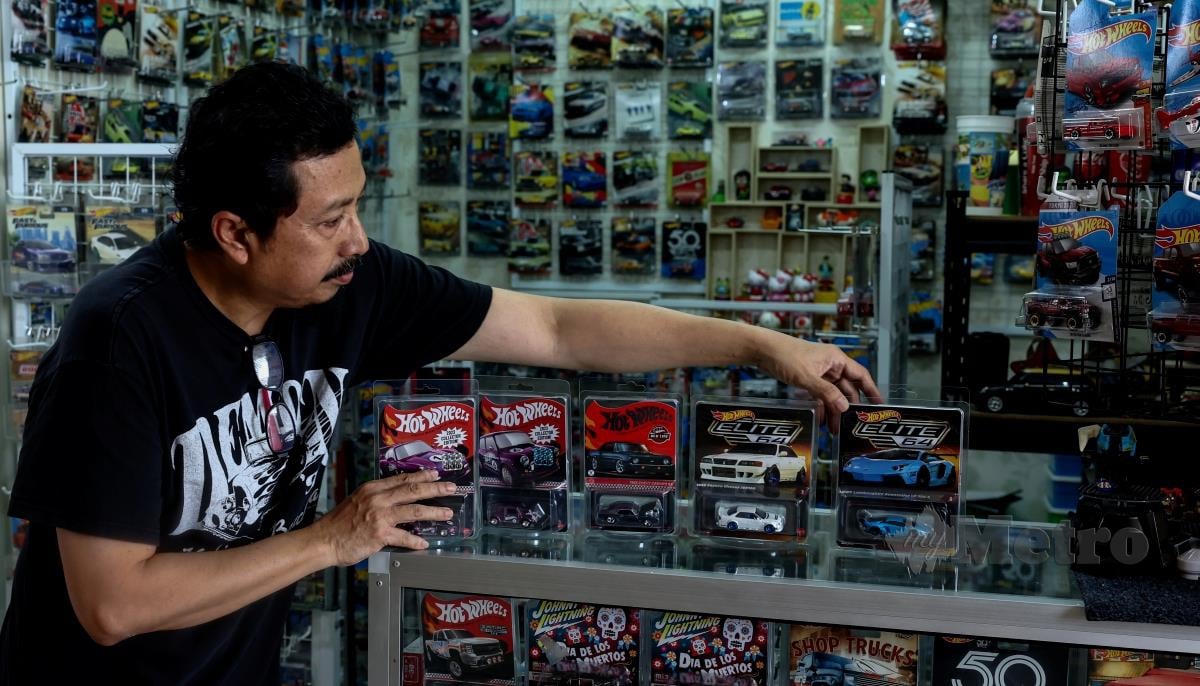 Mohd Khairillah Ibrahim menyusun koleksi kereta Hot Wheels miliknya sebelum membuat live di Tiktok ketika tinjauan Bernama baru-baru ini. FOTO BERNAMA