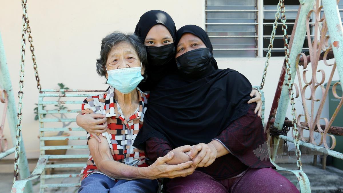 Rohana (tengah) bersama ibu kandungnya Salimah Usman (kanan) dan ibu angkatnya Chee Hoi Lan. FOTO AMIRUDIN SAHIB