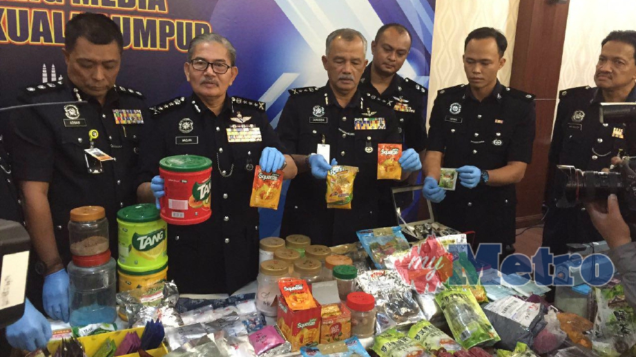 Ketua Polis Kuala Lumpur , Datuk Mazlan Lazim (tiga dari kiri) menunjukkan dadah yang dirampas dalam dua serbuan di Jalan Kuchai Maju dan Sunway Perdana disini. FOTO NSTP