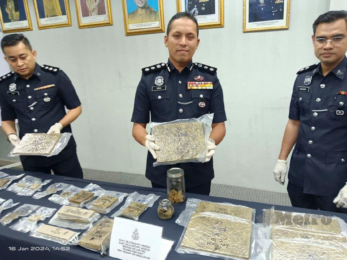 Ketua Polis Daerah Shah Alam, Asisten Komisioner Mohd Iqbal Ibrahim menunjukkan sebahagian dari rampasan dadah yang ditemui dalam kondominium suspek. FOTO RUWAIDA MD ZAIN