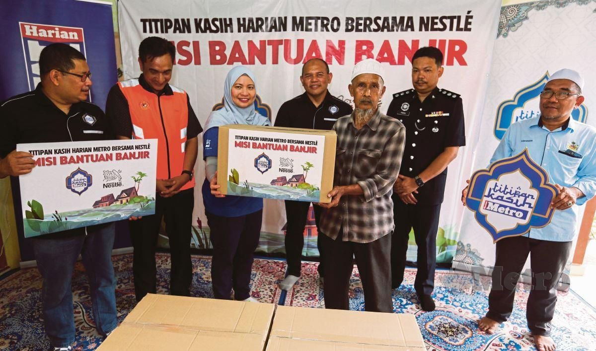 Pengarang Kumpulan Harian Metro, Husain Jahit (empat kanan) dan Pengarah Eksekutif, Perundangan dan Kesetiausahaan Nestle Malaysia, Tengku Ida Adura Tengku Ismail (tiga kiri) menyampaikan bantuan banjir (kotak rezeki)  kepada sebahagian 150 keluarga penerima sempena Program Titipan Kasih Harian Metro (TKHM) bersama Nestle yang diadakan di Masjid At Taqwa, Kampung Kubang Pak Hitam, di sini. FOTO NIK ABDULLAH NIK OMAR