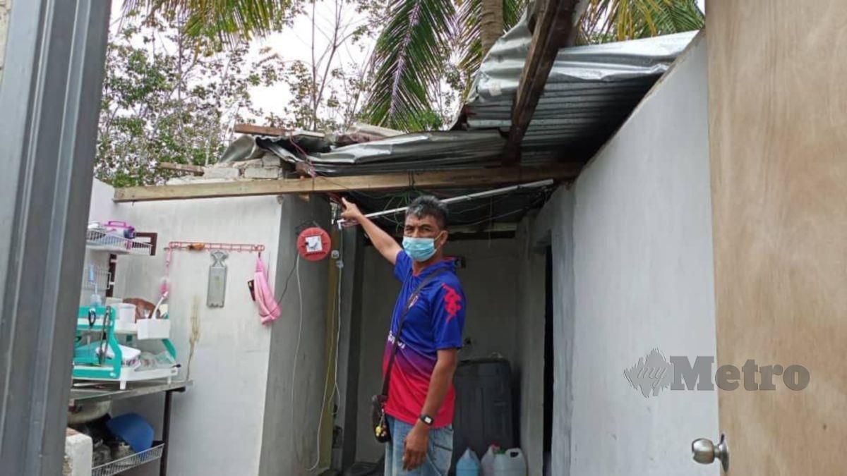 Asnan Dollah menunjukkan atap rumahnya yang hilang akibat ribut di kampung Ulu   Seraja, Melaka. FOTO NAZRI ABU BAKAR