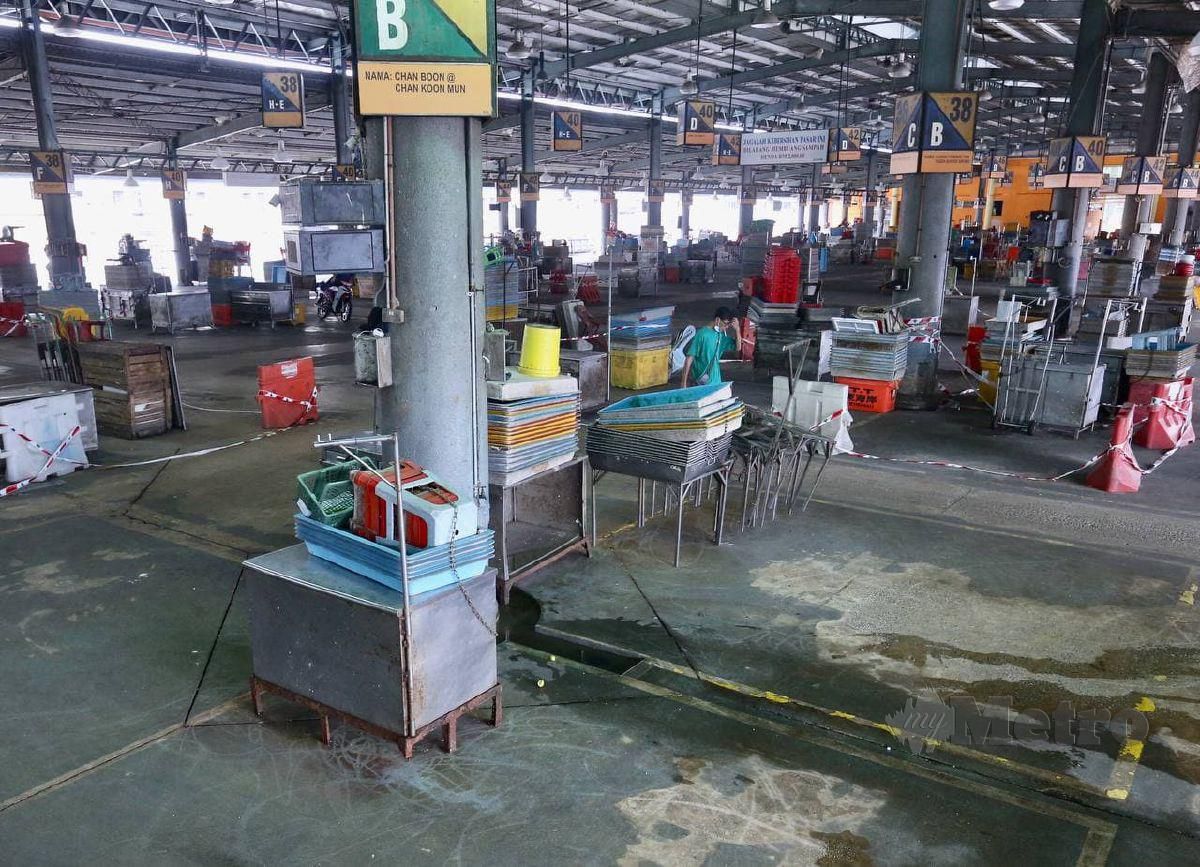 Bahagian ikan di Pasar Borong Kuala Lumpur ditutup manakala bahagian sayur beroperasi seperti biasa sehingga notis dikeluarkan berikutan peningkatan kes covid 19. FOTO FATHIL ASRI