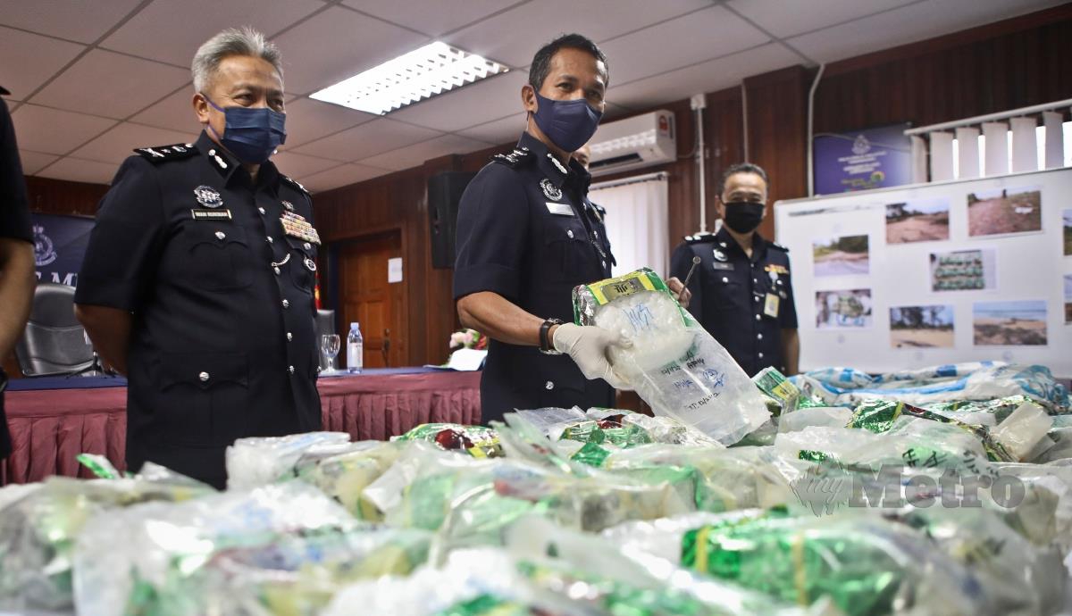 Datuk Rohaimi Md Isa (dua, kiri) menunjukkan dadah jenis syabu seberat 18.7 kilogram bernilai RM674,244 pada sidang media di Ibu Pejabat Polis Kontinjen Terengganu di sini hari ini. FOTO GHAZALI KORI