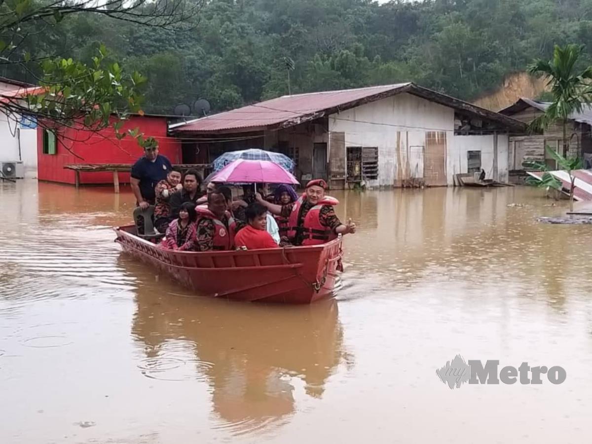 Pasukan bomba menyelamatkan beberapa penduduk yang terjejas akibat banjir di salah sebuah kampung di Penampang. FOTO Ihsan Bomba dan Penyelamat 