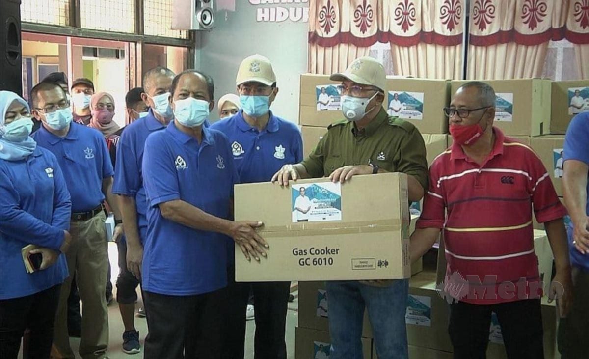 Menteri Besar, Datuk Seri Wan Rosdy Wan Ismail menyampaikan sumbangan kepada mangsa banjir  di Sekolah Menengah Kebangsaan (SMK) Mengkarak, Guai di sini, hari ini. FOTO  ROSELAN AB MALEK
