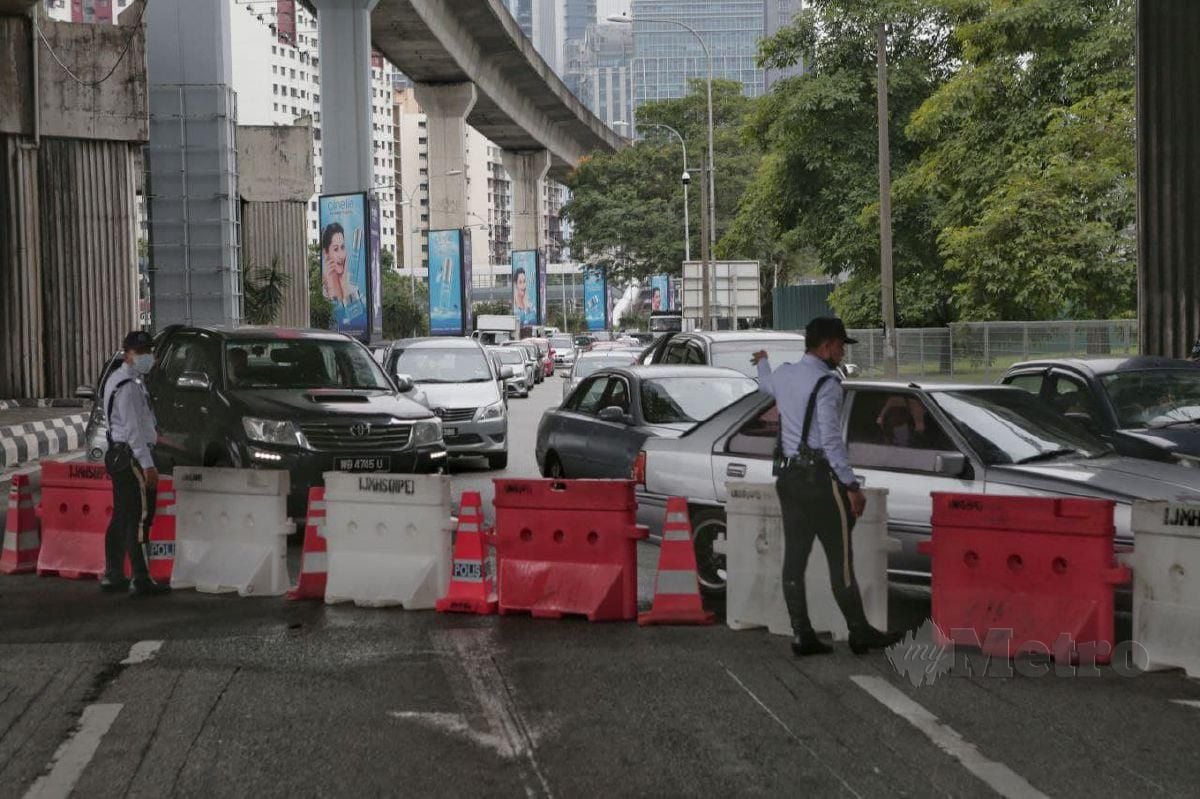 Keadaan lalulintas di Jalan Bangsar sesak berikutan polis membuat sekatan jalan raya ekoran daripada perhimpunan mendesak Ketua Pengarah SPRM letak Jawatan. FOTO HAZREEN MOHAMAD