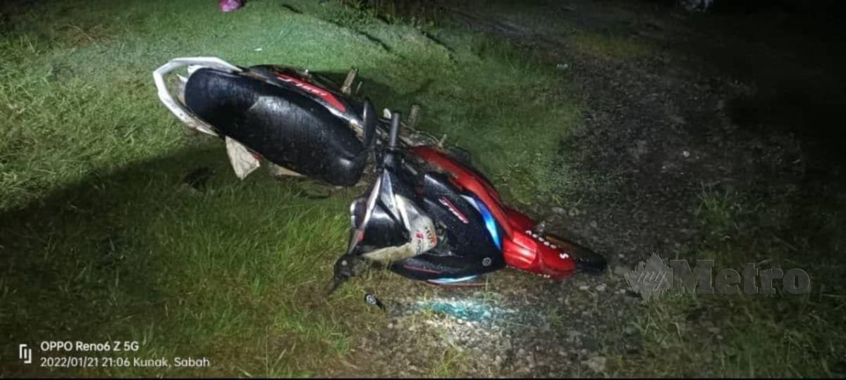 Keadaan motosikal mangsa yang terseret sejauh 50 meter dari tempat kemalangan di Kilometer 60 Jalan Tawau-Kunak, semalam. FOTO Ihsan PDRM