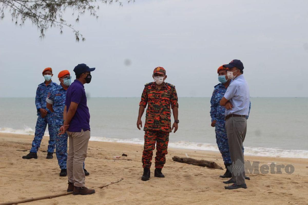 Timbalan Ketua Jajahan Daerah Pasir Puteh, Mohd Kamarulzaman Ab Wahab (tiga dari kini) bersama sebahagian pegawai dan anggota pasukan khas cegah Covid-19 membuat pemeriksaan di Pantai Tok Bali, Pasir Puteh. FOTO Nor Amalina Alias