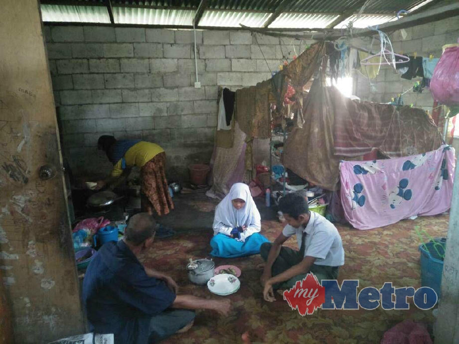 Empat beranak yang tinggal di rumah yang sudah uzur di Kampung Matang Kong, Air Hitam terpaksa makan di ruang yang dijadikan tempat tidur mereka setiap hari. FOTO Zuliaty Zulkiffli