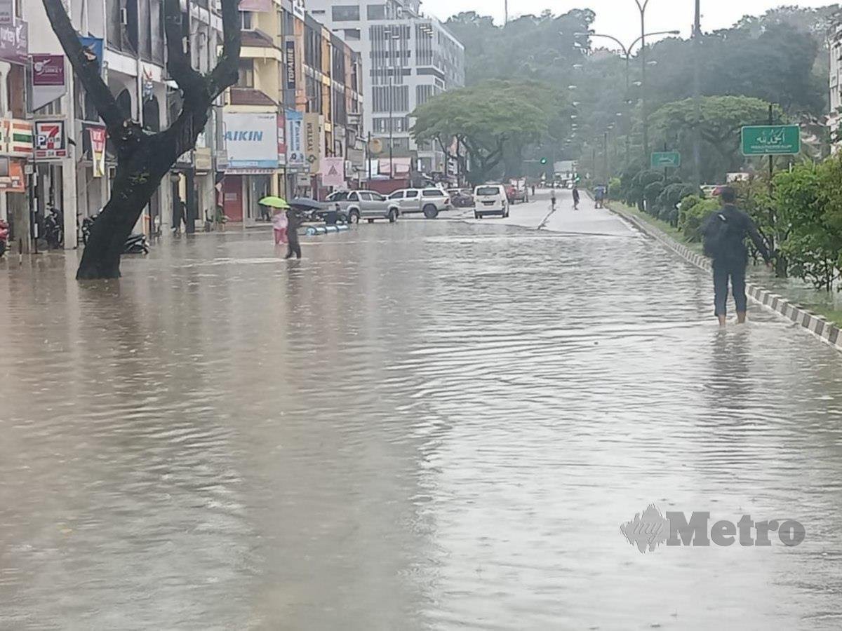 Antara laluan yang ditutup di sekitar bandar Kuala Terengganu selepas dinaiki air akibat hujan berterusan sejak petang semalam. FOTO BAHAROM BAKAR
