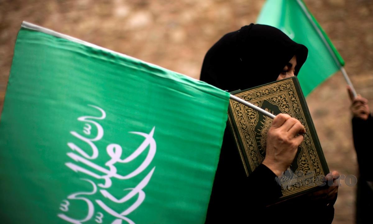 Seorang wanita di Turkiye memegang al-Quran sebagai tanda protes susulan Sweeden membenarkan tindakan membakar al-quran. FOTO AP