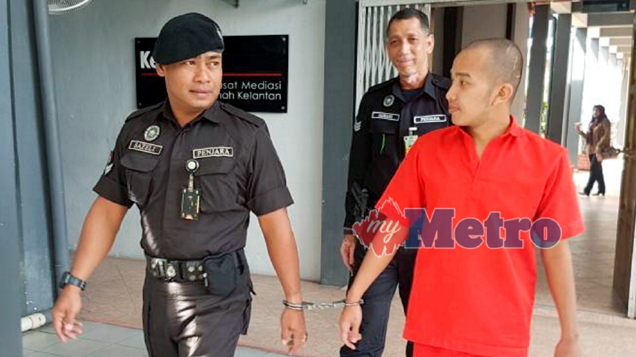 Aierierullah Mat Atan, 25, dibawa keluar dari Mahkamah Sesyen Kota Bharu, hari ini. FOTO Zulkifli Zainuddin