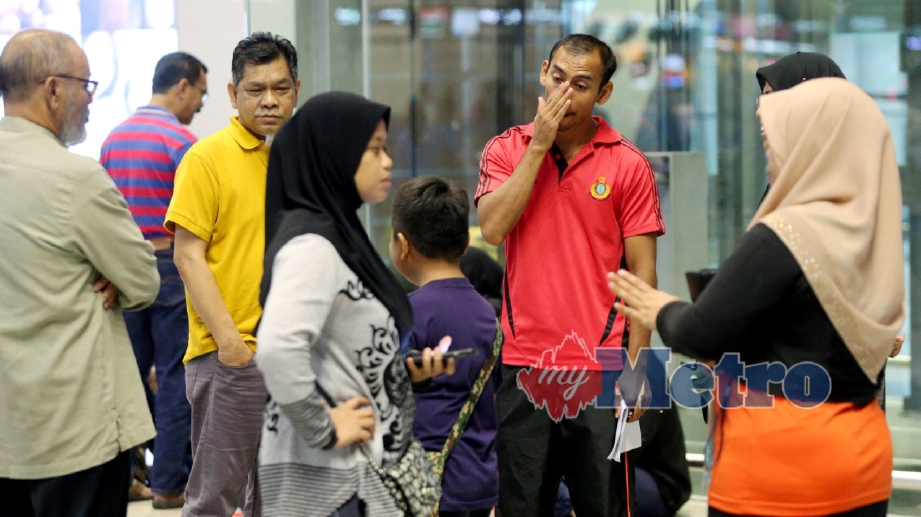 SEBAHAGIAN jemaah umrah dari utara terkandas di Lapangan Terbang Antarabangsa Kuala Lumpur sejak pagi tadi akibat agensi yang mengendalikan pakej umrahnya gagal dihubungi. FOTO Abd Rahim Rahmat