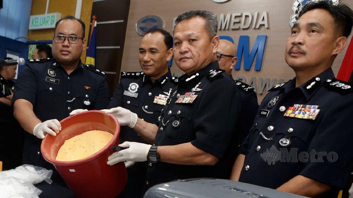 esuruhjaya Polis Sarawak Datuk Mancha Ata, mengadakan Sidang Media Kes Akta Dadah Berbahaya Seksyen 39B ADB di Pusat Media, IPK Sarawak. FOTO NADIM BOKHARI