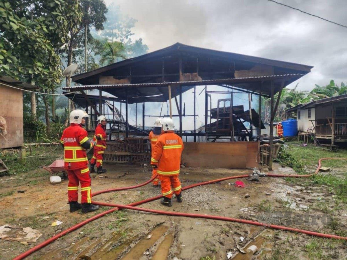 Pasukan bomba memadam kebakaran rumah di Kampung Tanjung Pasir Labuan, Kota Belud. FOTO IHSAN JBPM