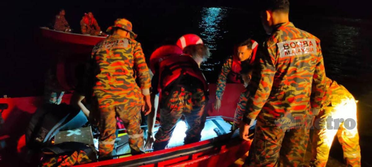 Bomba melaksanakan operasi mencari dan menyelamat (SAR) seorang lelaki yang hilang dikhuatiri lemas selepas terjatuh dari rumah boat (boathouse) dalam kejadian di Tasik Temenggor, dekat Pulau Banding, di sini petang tadi. Foto JBPM Perak