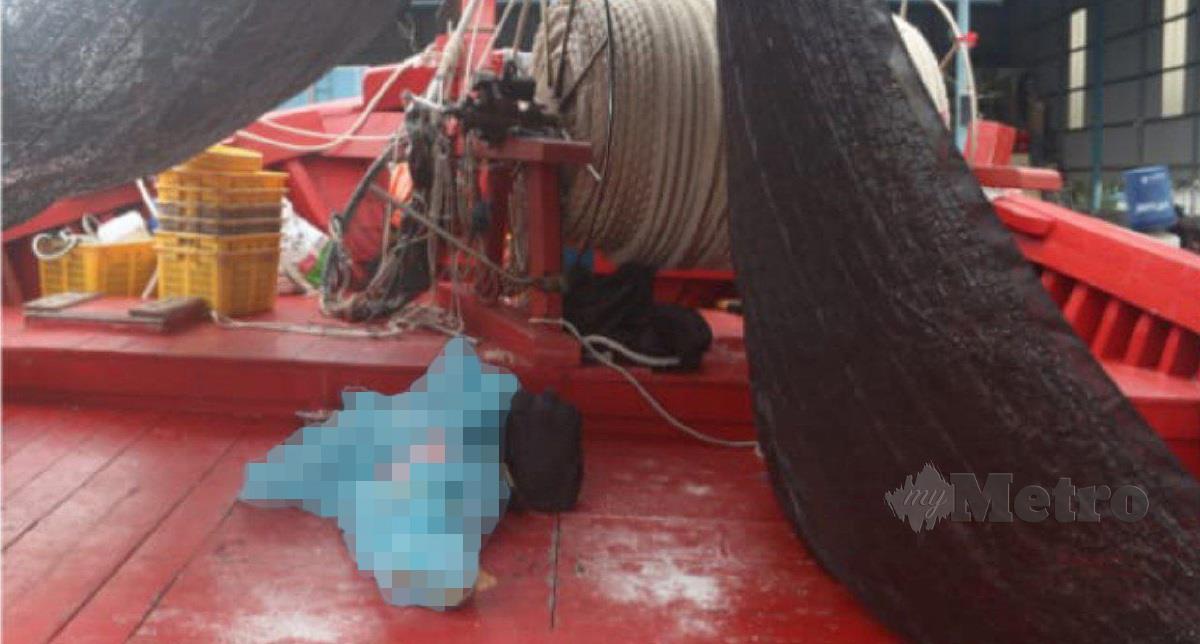 Nelayan warga Thailand mati ditembak oleh sekumpulan suspek warga Indonesia semasa menangkap ikan di atas bot majikannya di perairan Pantai Remis, semalam. FOTO IHSAN POLIS