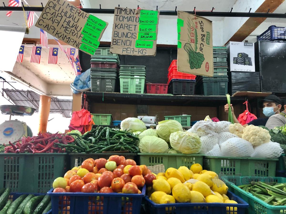 Tinjauan harga barangan di Pasar Kajang berikutan kenaikan mendadak harga barangan pada Perintah Kawalan Pergerakan (PKP) Covid. FOTO KHAIRUL AZHAR AHMAD