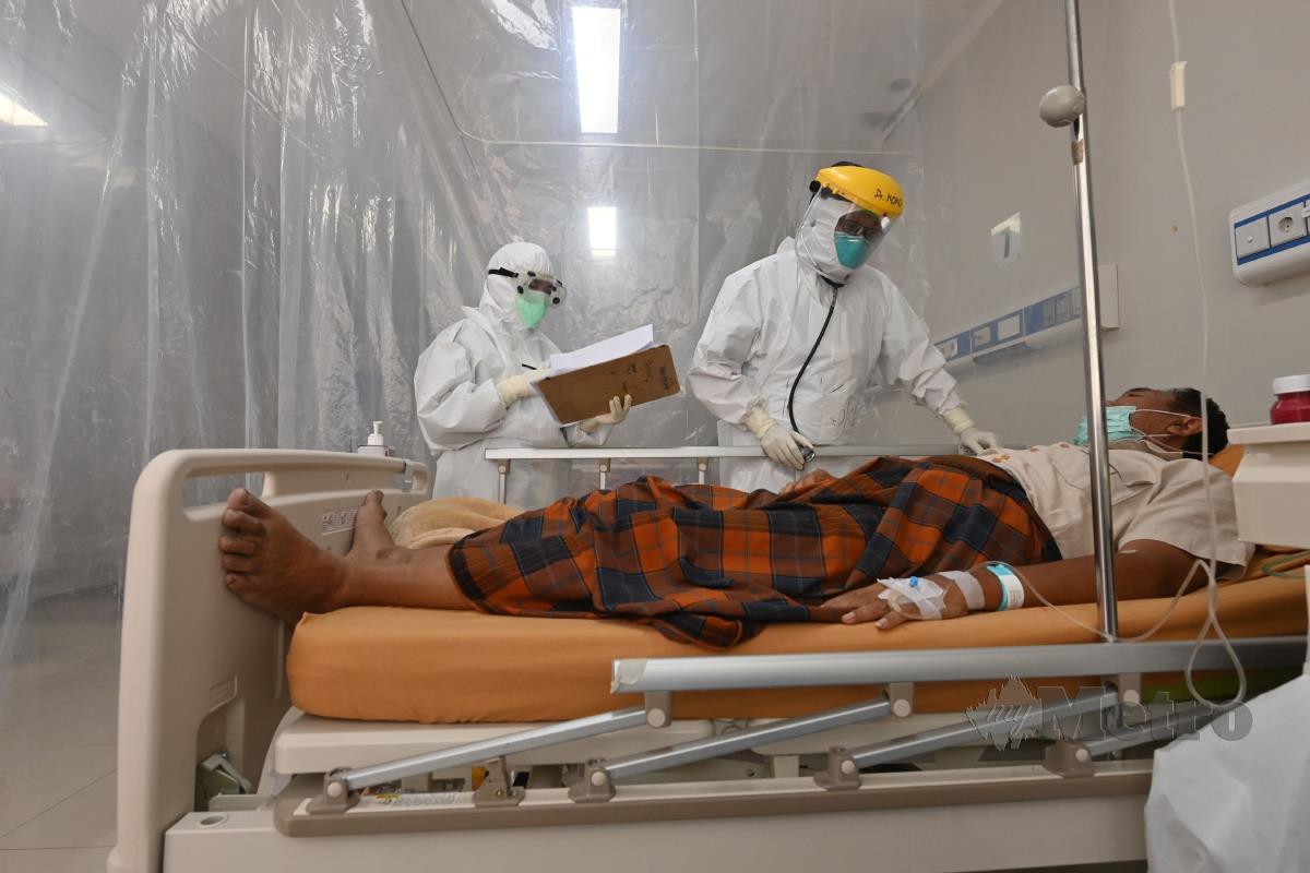 PETUGAS kesihatan di Indonesia sedang merawat pesakit Covid-19. FOTO AFP