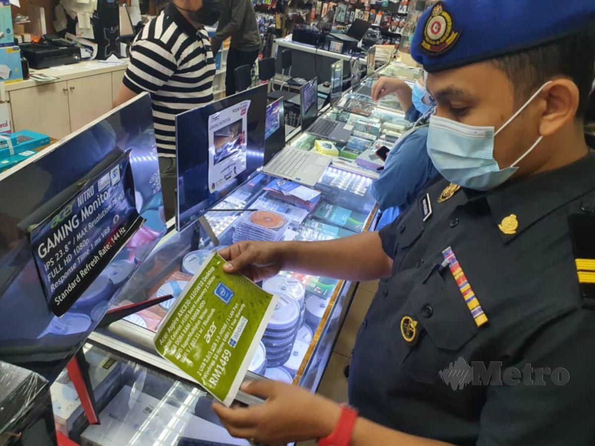 Penguatkuasa KPDNHEP Selangor melakukan pemeriksaan terhadap kiosk yang menjual barangan elektronik menerusi Ops Catut 8.0 di sekitar Selangor hari ini. FOTO Ihsan KPDNHEP Selangor