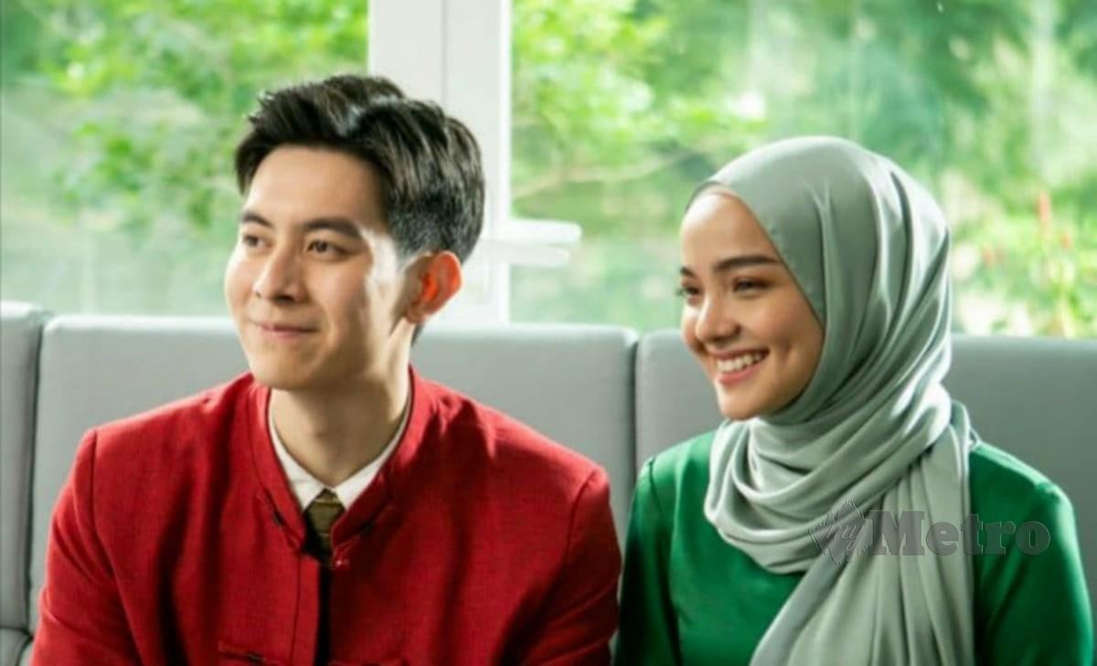 Qasrina bersama hero gandinganya, Wilson Lee dalam filem Kongsi Raya.