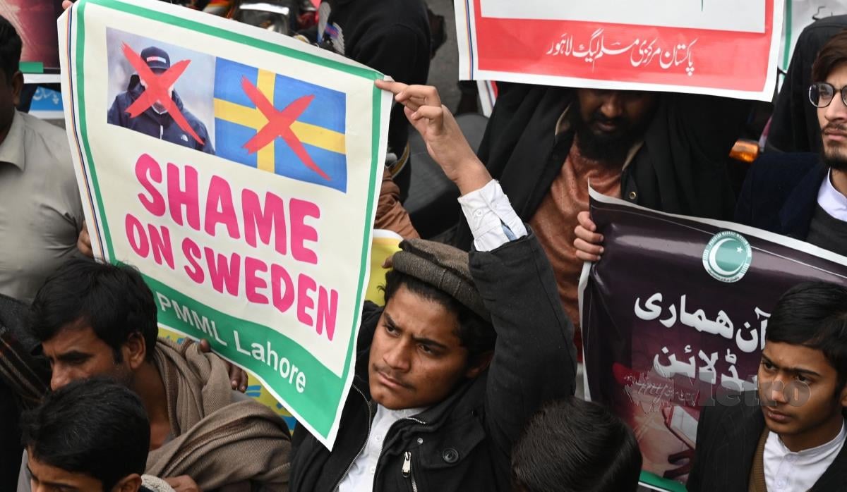 Umat Islam di Pakistan turut mengadakan perhimpunan membantah tindakan Paludan. FOTO AFP