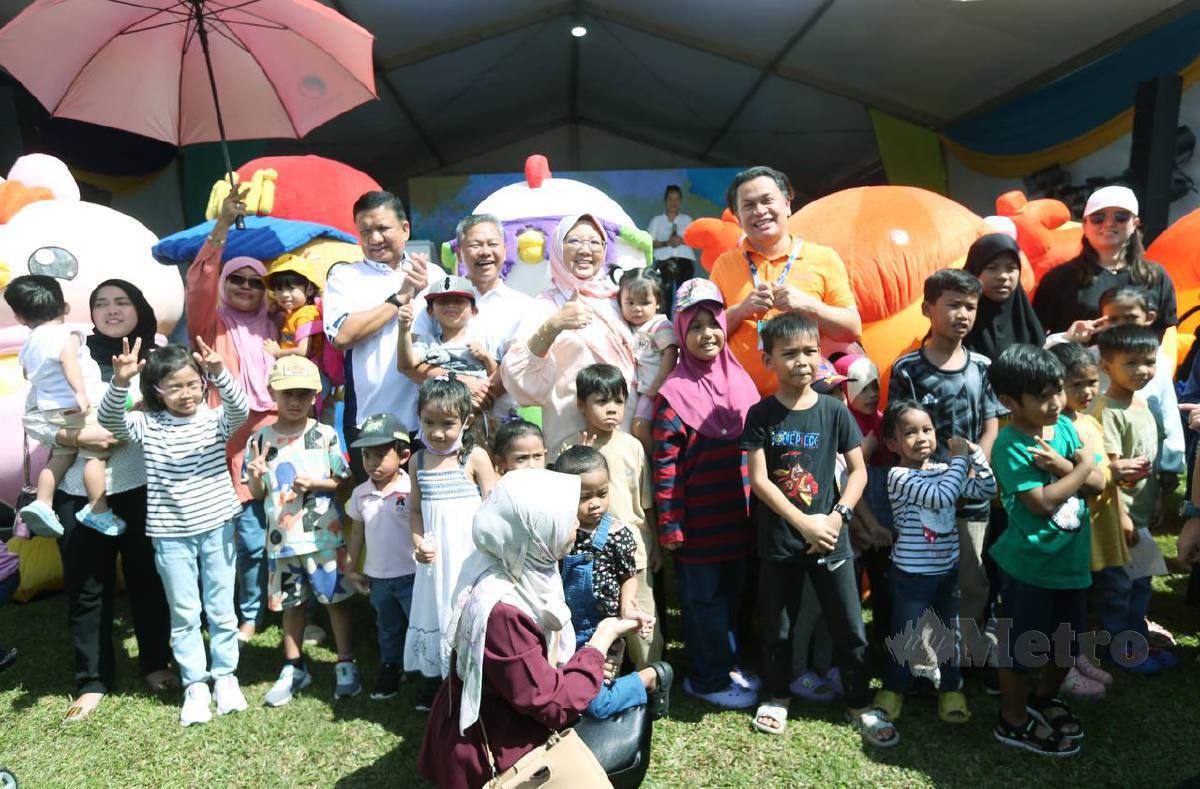 Menteri Wilayah Persekutuan, Dr Zaliha Mustafa (tengah) beramah mesra dengan kanak-kanak pada majlis perasmian Kids Fest 2024 di Taman Wetland. Turut serta Pengarah festival Kids Fest 2024, Datuk Norman Abdul Halim. FOTO ROHANIS SHUKRI