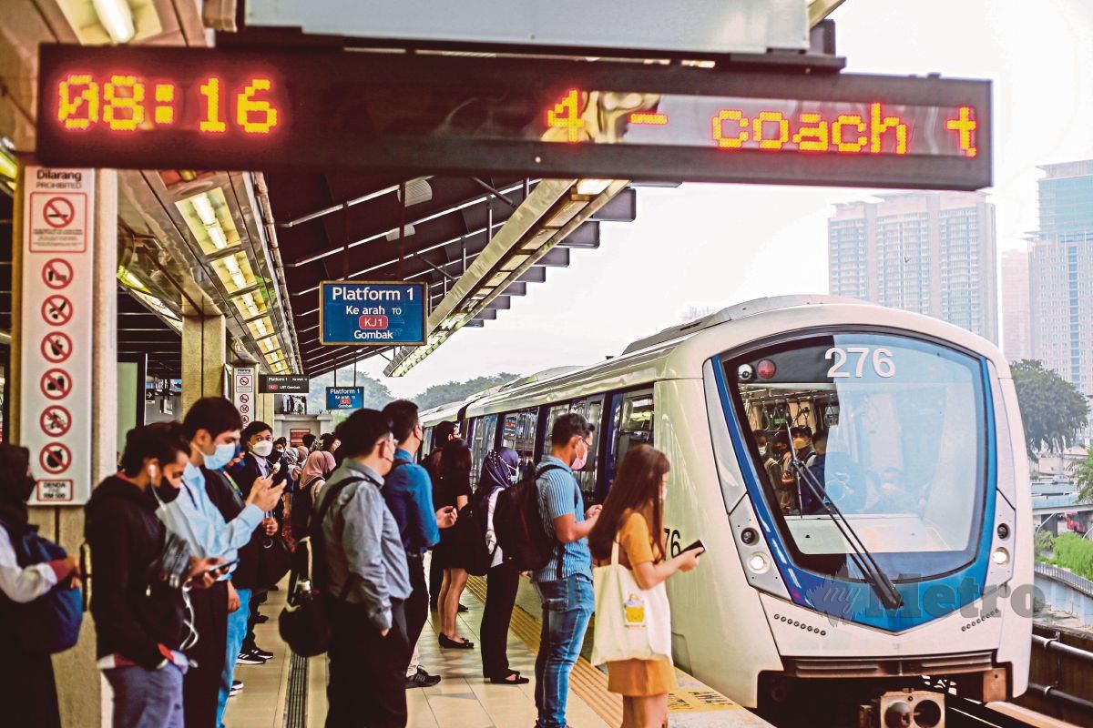 KELAJUAN perkhidmatan LRT Ampang dikurangkan, sekali gus menyebabkan kelewatan perkhidmatan untuk penumpang.
