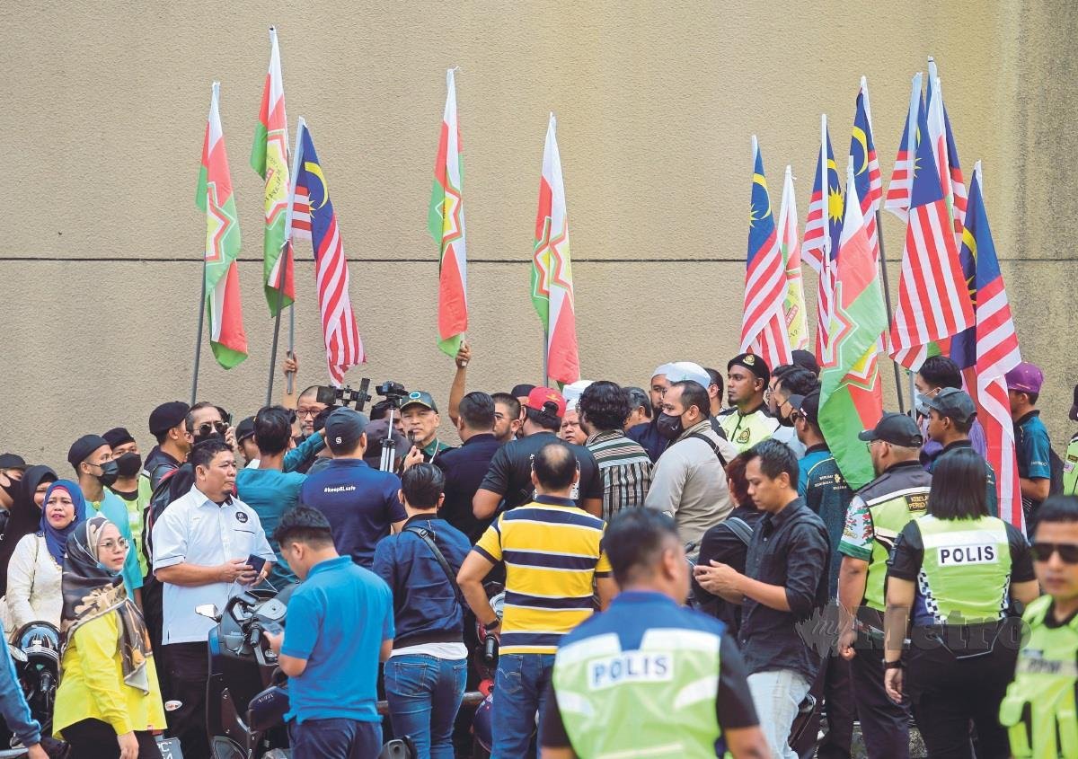 ANGGOTA pertubuhan bukan kerajaan (NGO) Islam Malaysia membantah tindakan pembakaran al-Quran di luar Kedutaan Sweden di Kuala Lumpur.