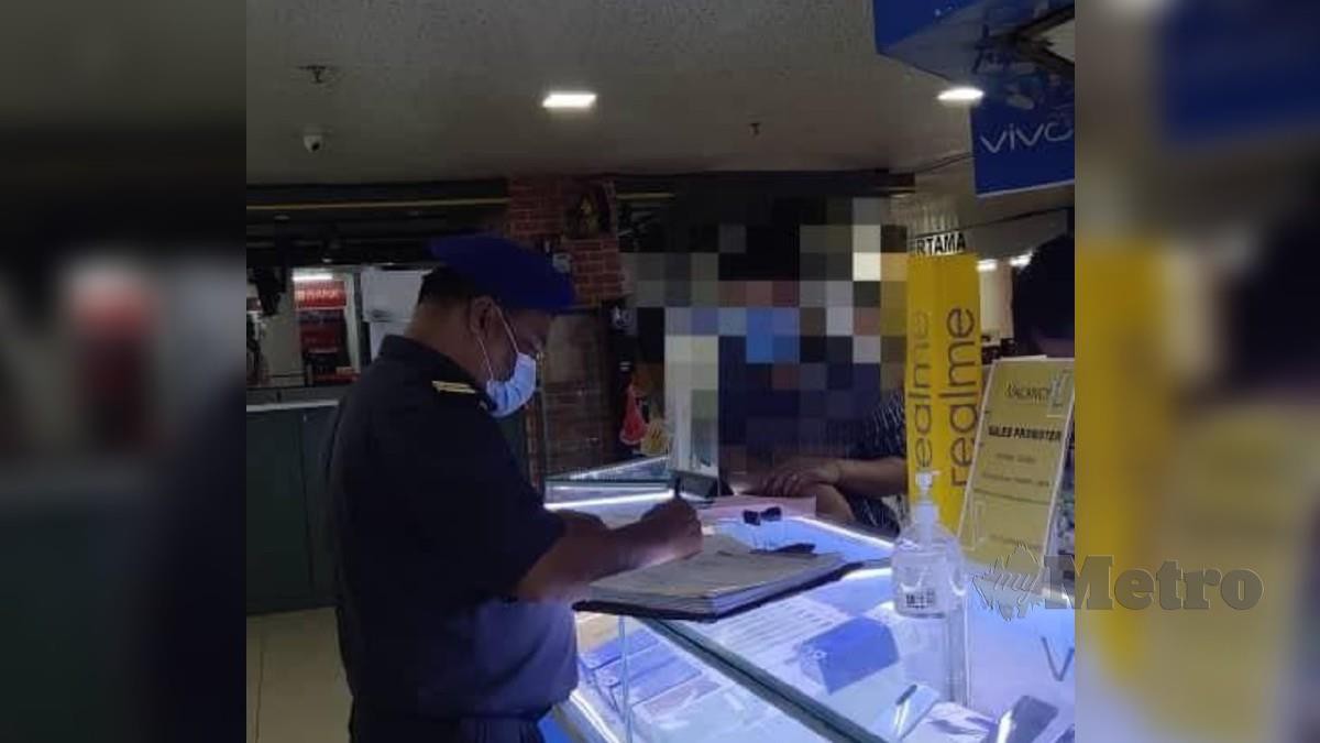 Anggota penguat kuasa KPDNHEP Sabah, mengeluatkan notis kepada peniaga menjual barangan elektronik kerana didapati menaikkan harga. FOTO Juwan Riduan