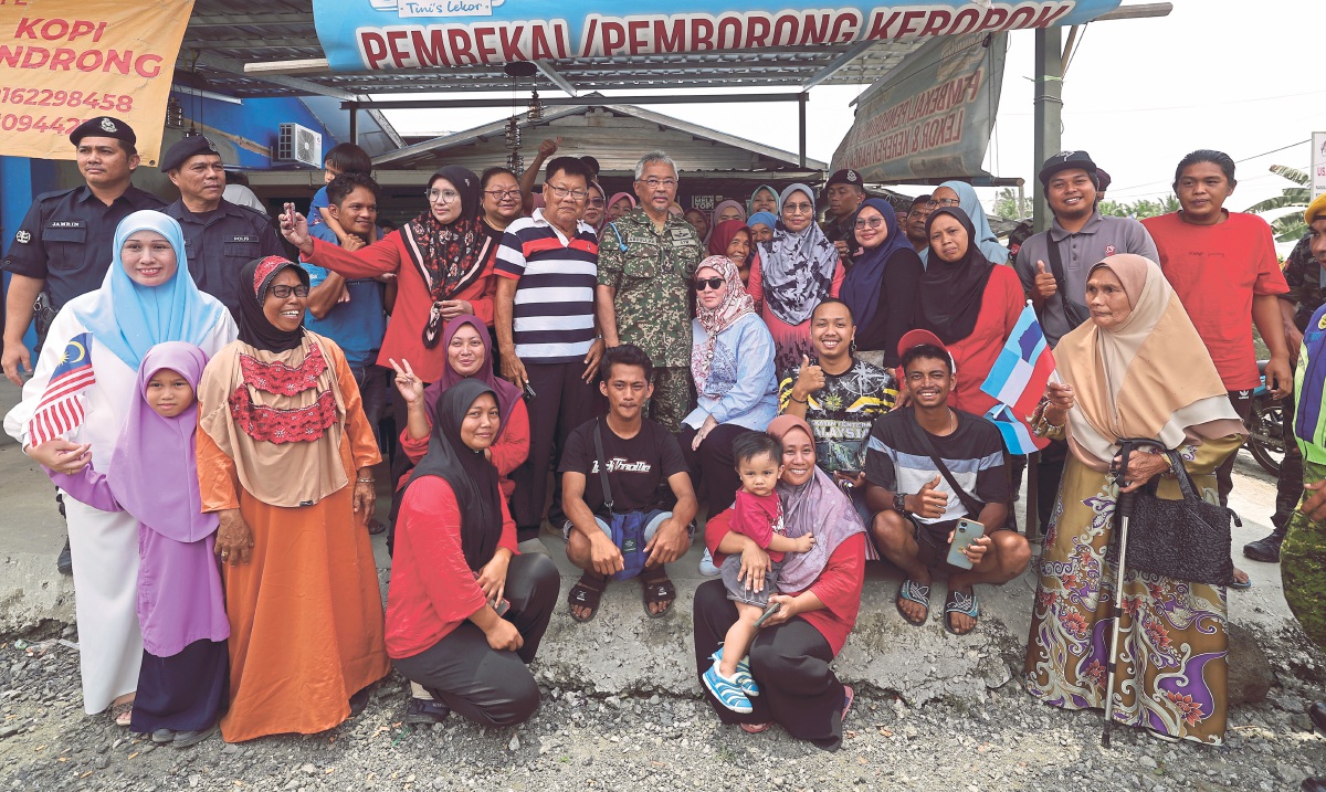 AL-SULTAN Abdullah dan Tunku Azizah berkenan bergambar bersama rakyat ketika Kembara Kenali Borneo pada September tahun lepas.