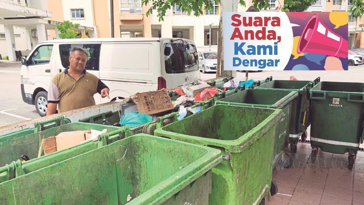 JAMALUDDIN menunjukkan kawasan tong sampah yang sering diselongkar kera liar bagi mendapatkan makanan di Kuarters Penjawat Awam Presint 15, Putrajaya. FOTO SAMADI AHMAD