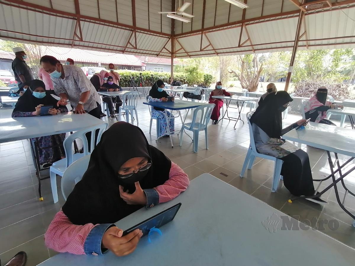 Pelajar mencuba peranti dan capaian internet pantas yang disediakan Pertubuhan Badan Pemikir Melayu Pulau Pinang (PEMIKIR) di Pusat Aktiviti Warga Emas (PAWE), Jalan Baru, di sini, bagi manfaat Pelaksanaan Pengajaran Dan Pembelajaran Di Rumah (PdPR) murid dan pelajar di komuniti berkenaan. FOTO ZUHAINY ZULKIFFLI