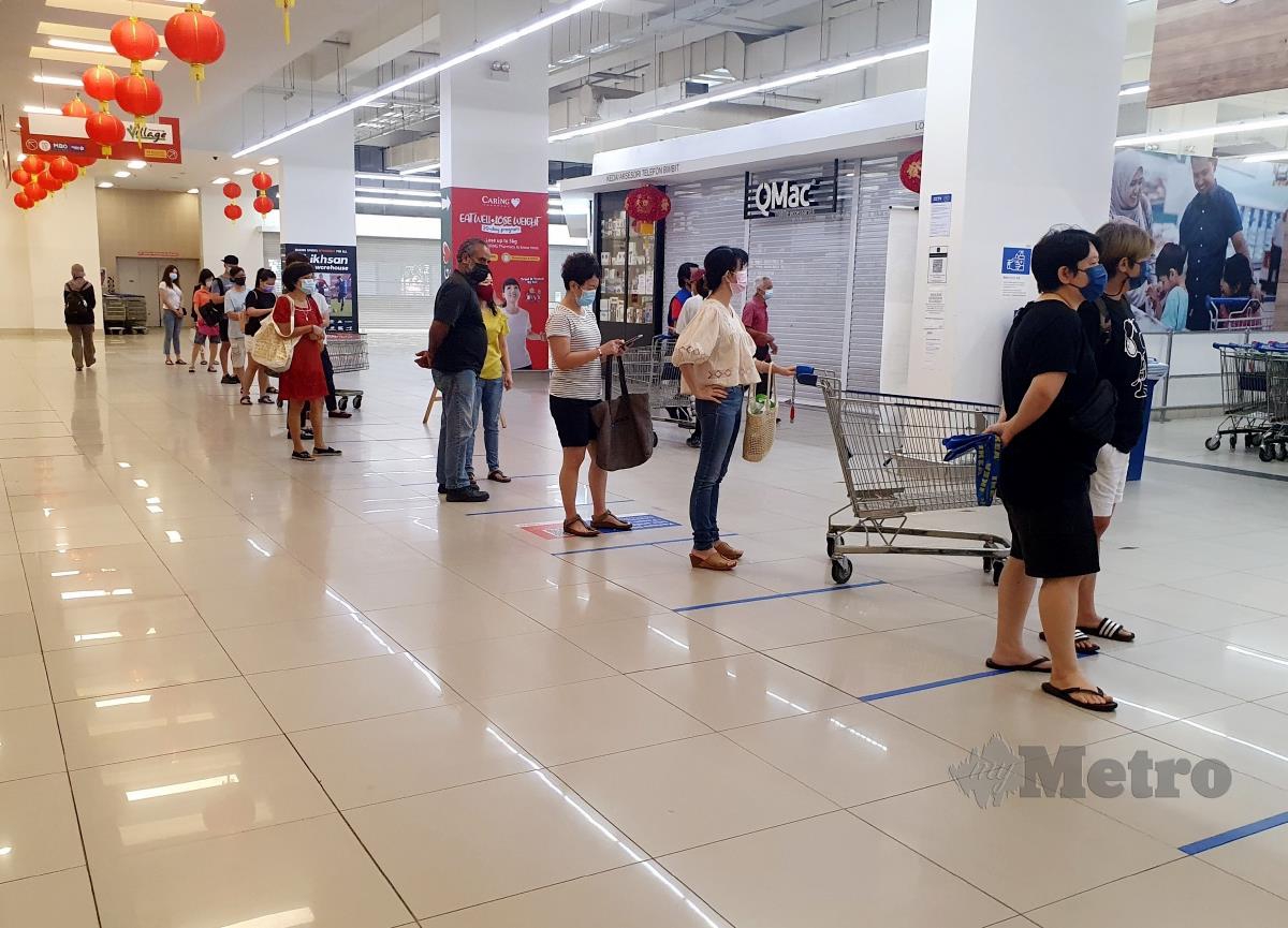 Tinjauan pematuhan SOP oleh orang ramai ketika membeli barangan keperluan di dalam pasaraya sekitar Kuala Lumpur berikutan Perintah Kawalan Pergerakan (PKP). FOTO EIZAIRI SHAMSUDIN