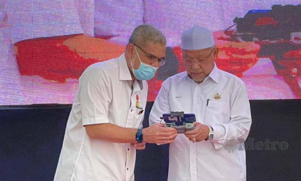 Menteri Besar Kelantan Datuk Ahmad Yakob (tengah) ketika merasminkan Majlis Pelancaran Perkhidmatan Internet Satelit Luar Bandar (PeSAT) di Jeram Mengaji Agro Resort, di sini, hari ini. FOTO HAZIRA AHMAD ZAIDI