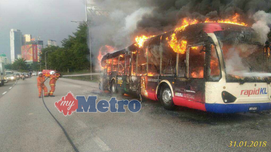 KEADAAN bas Rapid KL yang terbakar di Lebuhraya Persekutuan menghala Subang, petang tadi. FOTO Ihsan Bomba Petaling Jaya