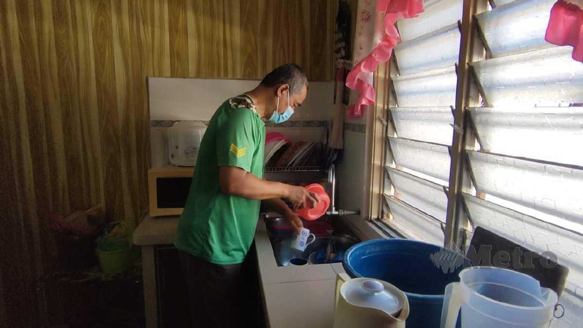 Zulkifli Mohd Mursalin, 54,menunjukkan bekalan air yang terputus di rumahnya. FOTO Noorazura Abdul Rahman