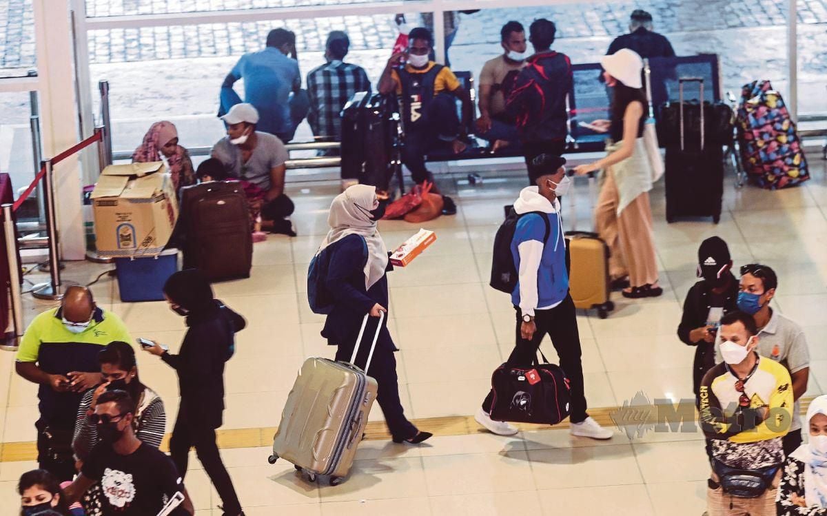 ORANG ramai kelihatan sibuk mengurus tiket di Terminal Bersepadu Selatan sempena Aidilfitri. FOTO Owee Ah Chun