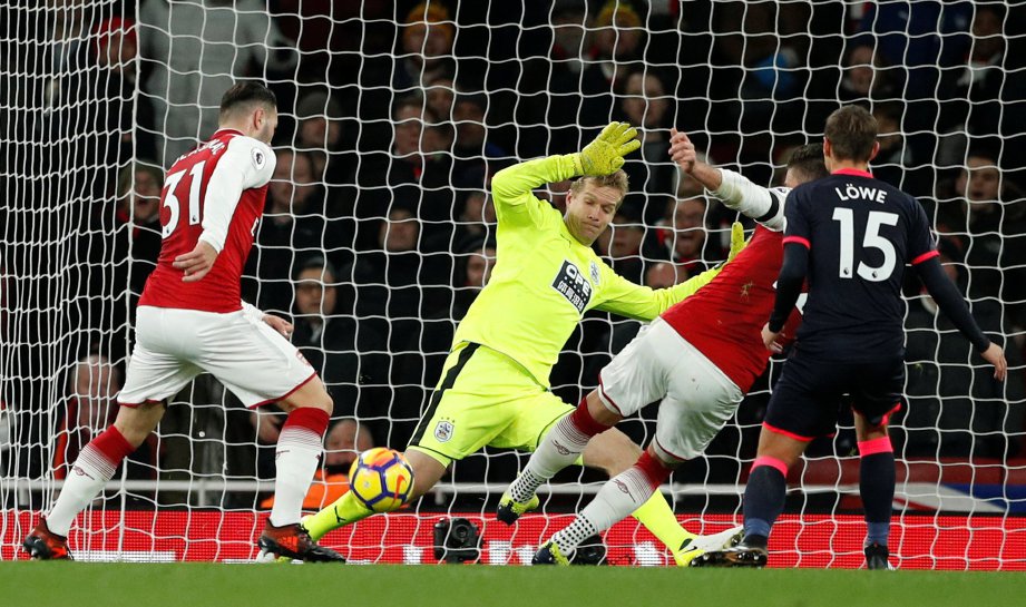OZIL (kanan) jaring gol kelima Arsenal. FOTO/AFP 