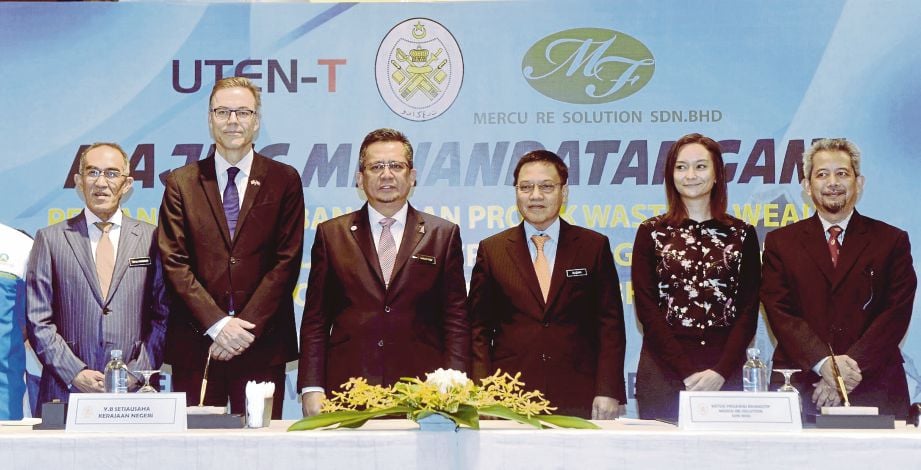  AHMAD Razif  (tiga dari kiri)  di majlis menandatangani perjanjian pembangunan pelaksanaan Projek ‘Waste to Wealth’ di antara Mercu RE Solution Sdn Bhd dengan Kerajaan Negeri Terengganu di Mandarin Oriental Hotel, semalam.