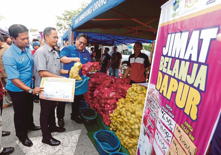 NUR Jazlan pada Sambutan Ulangtahun Pasar Tani Ke-33 Peringkat Negeri Johor di Perling Mall, semalam.
