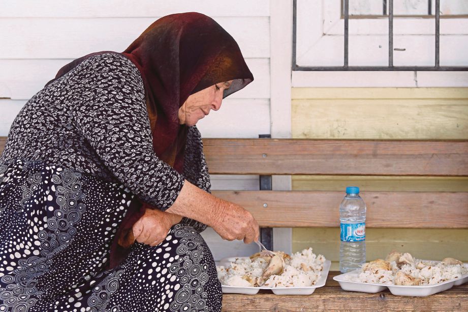 SEORANG pelarian Syria menikmati nasi kabsah berhampiran pusat aktiviti dapur bantuan makanan Turkiye Diyanet Vakfi di sempadan Turki dan Syria, Kilis. 