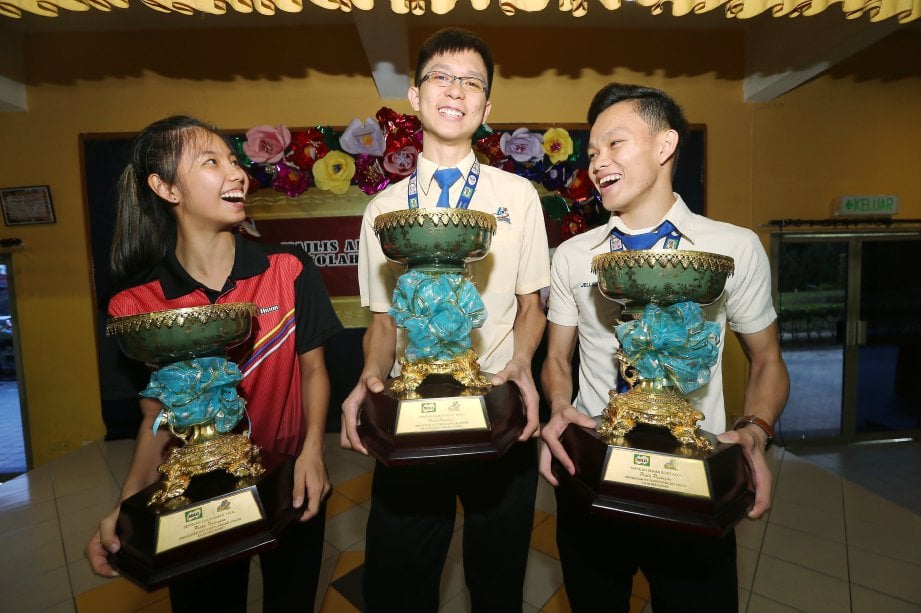 ATLET  skuasy, Siow Yee Xian (tengah) dinobatkan anugerah All Round Student Award (ARSA) manakala  Jellson (kanan) dan atlet gimrama, Koi Sie Yan dinobatkan anugerah olahragawan dan olahragawati pada majlis Anugerah Gemilang (SSBJ 2017 di Dewan Olimpik SSBJ. FOTO/OWEE AH CHUN 