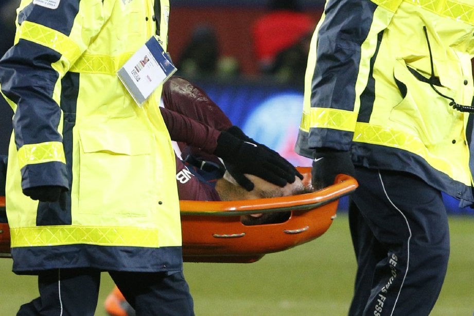 NEYMAR diusung keluar selepas cedera ketika menentang Marseille. - FOTO AFP
