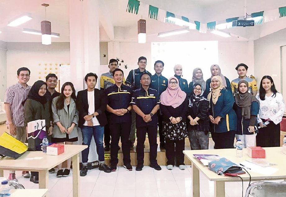 JPK UiTM Cawangan Seremban bergambar bersama mahasiswa dari universiti di Surabaya.